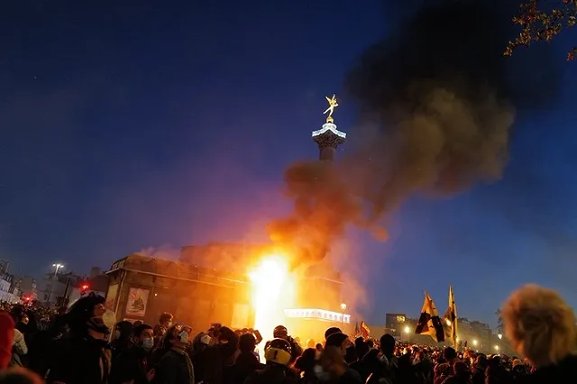 Парижские силовики применили слезоточивый газ и водометы против участников массовых акций