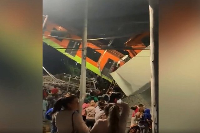 В Мексике обрушился метромост вместе с проходившим по нему поездом