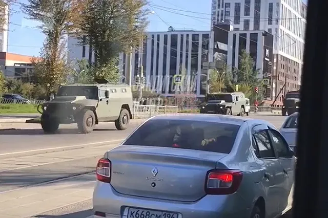 Екатеринбуржцы заметили на улице колонну военной техники