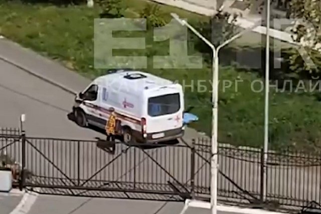 «Личность установлена». На Химмаше на газоне обнаружили труп мужчины