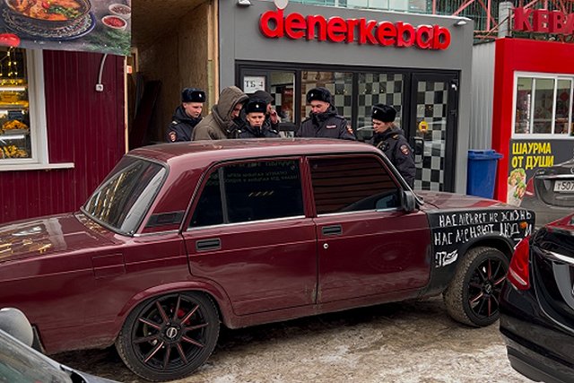Около ТРЦ Екатеринбурга силовики устроили облаву на мигрантов