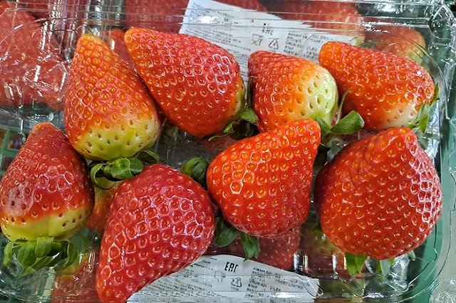 Первую партию клубники привезли на Урал из Турции