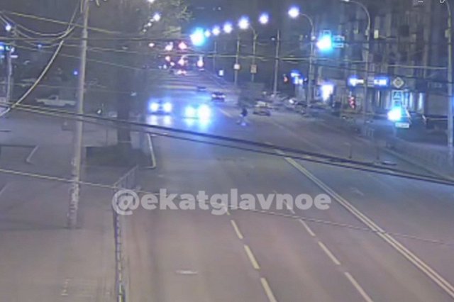 Страшные кадры: гибель самокатчика в Екатеринбурге попала на видео