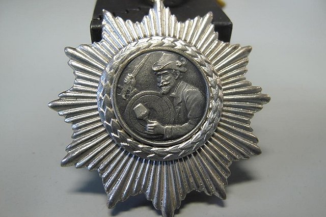 Уральские таможенники обнаружили нагрудные раритеты в посылке из Германии (ФОТО)