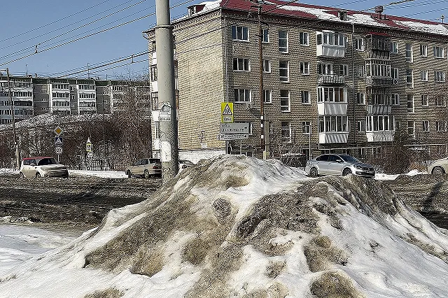 Мэр свердловского города выехал на улицы, чтобы проверить уборку снега, и сам там застрял