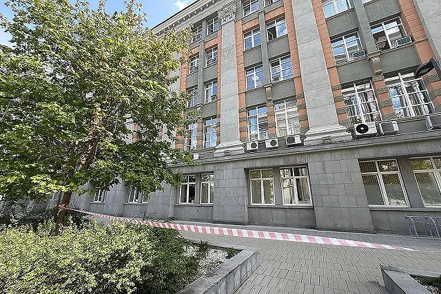 В Екатеринбурге запустили «двойные фейки» о сетках на здании администрации города