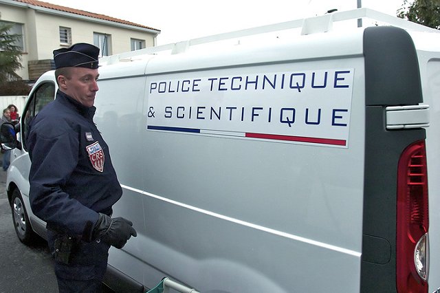 Во Франции высылаемый на родину нелегал на глазах у полиции съел свой паспорт