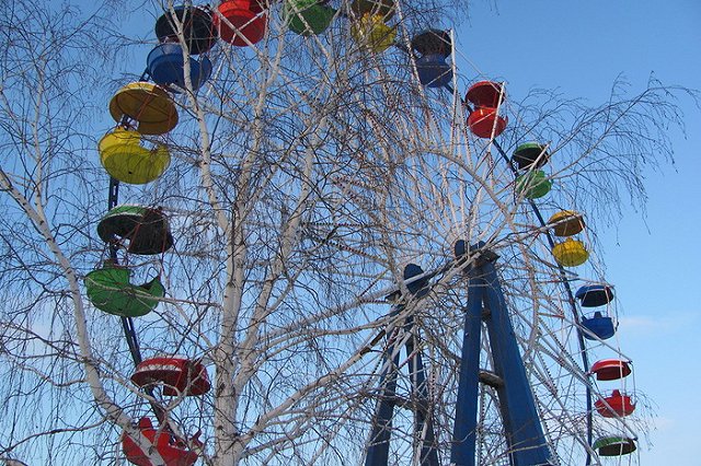 На Урале наказали сторожа, забывшего женщину с ребенком на «чертовом колесе»