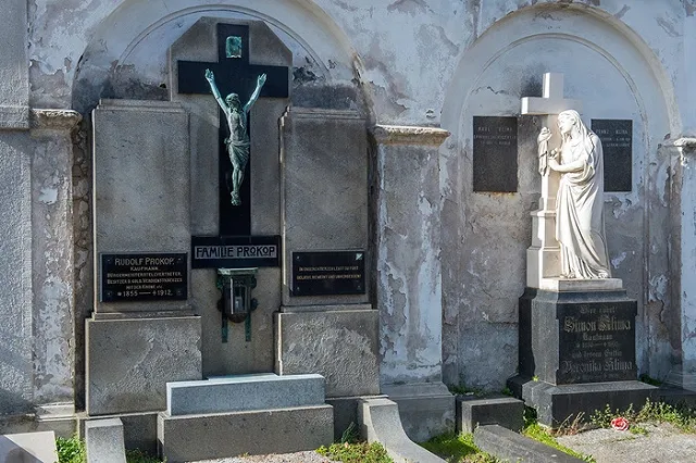 В сети посмеялись над распродажей «подарочных» надгробий для мужчин