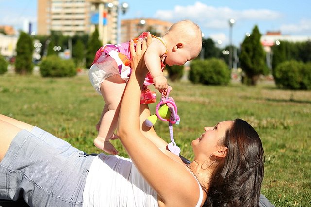 Свердловчанки, ставшие мамами, будут получать&quot;коробку для младенца&quot;от губернатора
