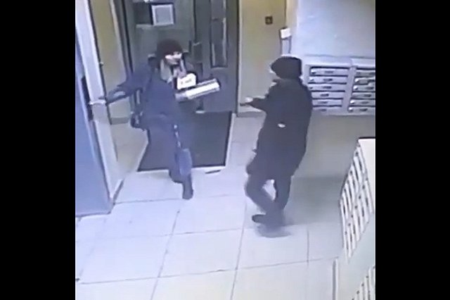 Житель Новосибирска убил беременную женщину в подъезде дома и попытался скрыться