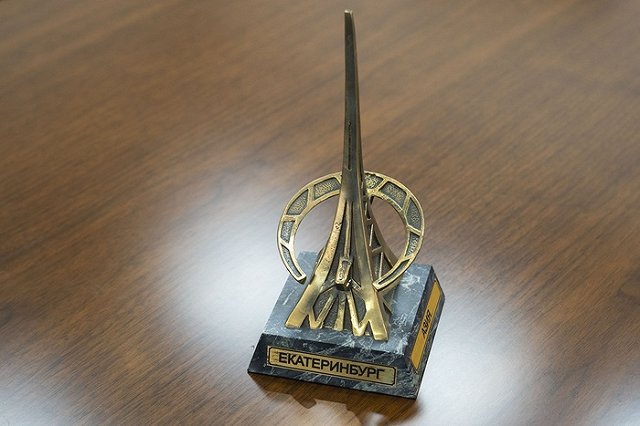 Депутаты попросили космонавта «освятить» в космосе статуэтку с символом Екатеринбурга