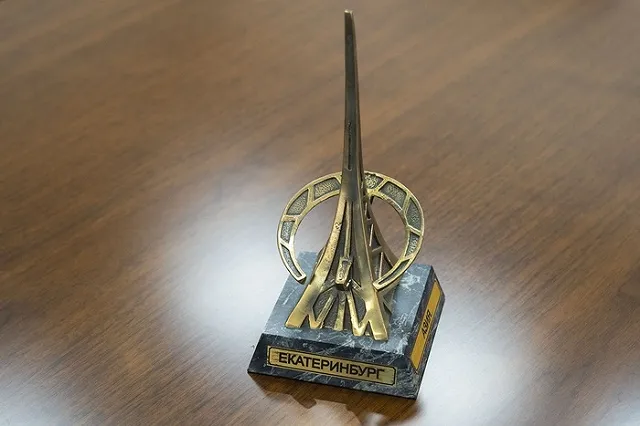 Депутаты попросили космонавта «освятить» в космосе статуэтку с символом Екатеринбурга