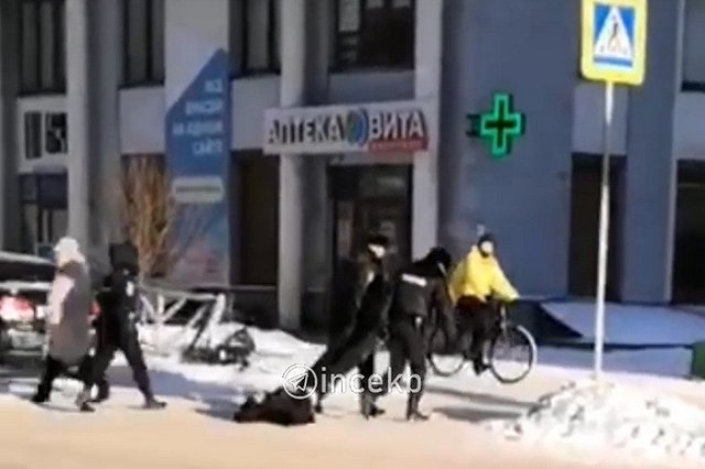 В районе Автовокзала полицейские за ноги протащили мужчину через дорогу