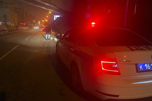 Грузовик врезался в железнодорожный мост в районе Вторчермет в Екатеринбурге