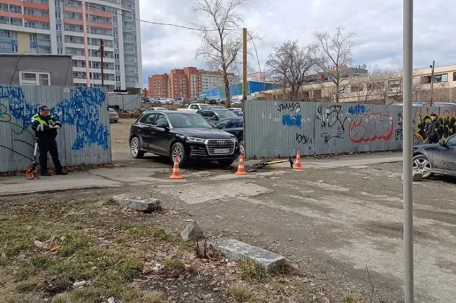 Бизнесмен на Audi сбил, выезжая с парковки, девушку на электросамокате