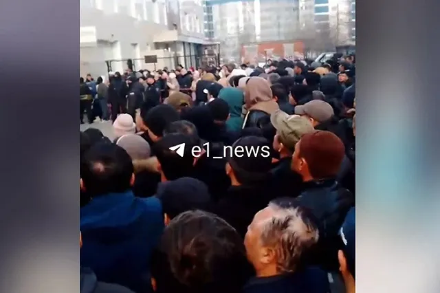 Мигранты испугались депортации и толпой окружили здание в Екатеринбурге