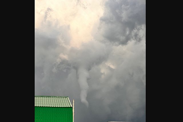 «Остались без крыши над головой». На границе со Свердловской областью пронесся разрушительный смерч