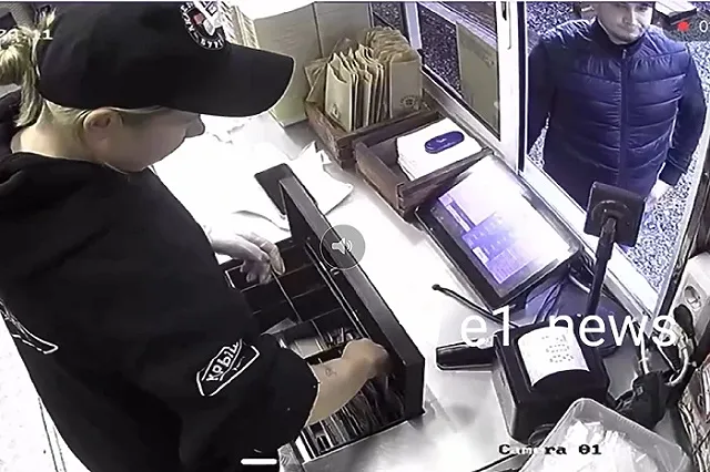 В Академическом мужчина купил еду с помощью купюры из «банка приколов»