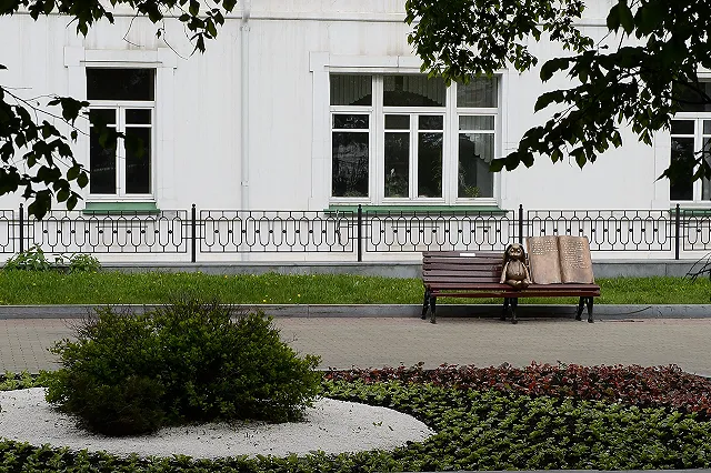 Водители тягачей устроили стоянку на тротуаре в центре Екатеринбурга, чтобы потанцевать