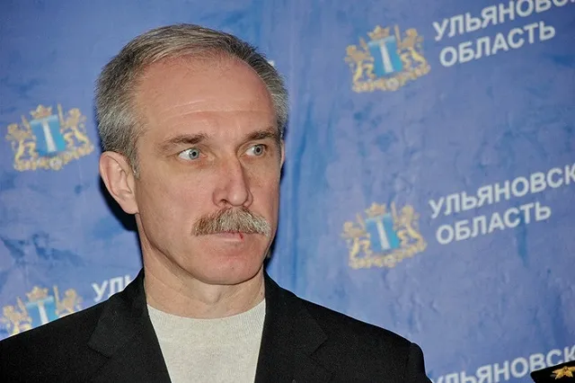 Ульяновский губернатор сделал скандальное фото на фоне памятника