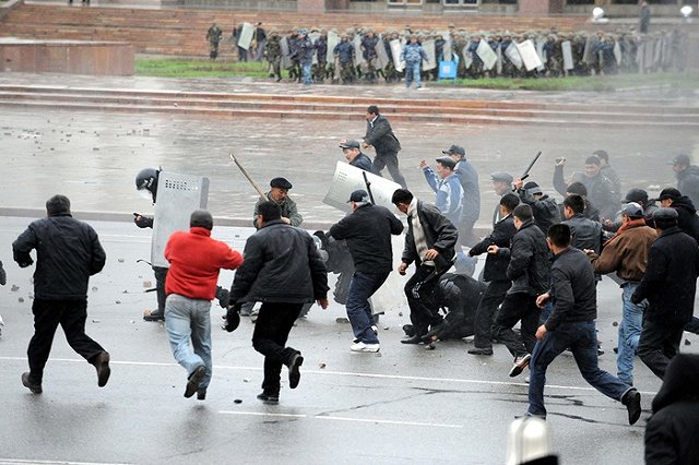 Киргизия обвинила США в намерении разрушить мир в республике