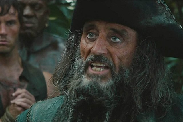 В Британии на детской площадке археологи нашли скелет пирата