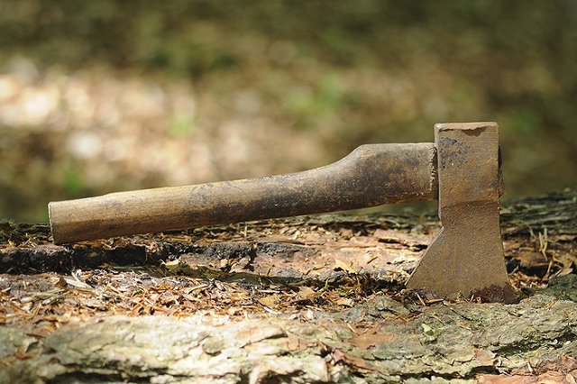 В лифте элитного ЖК мужчина получил топором по голове за шапочку