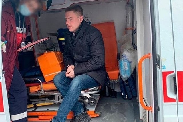 Чиновник избил депутата из-за снежных сугробов