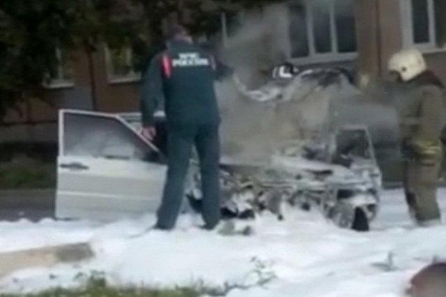 В Свердловской области легковушка врезалась в столб и загорелась