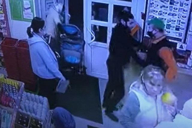 Свердловчанин с ребёнком в коляске набросился на хозяйку магазина