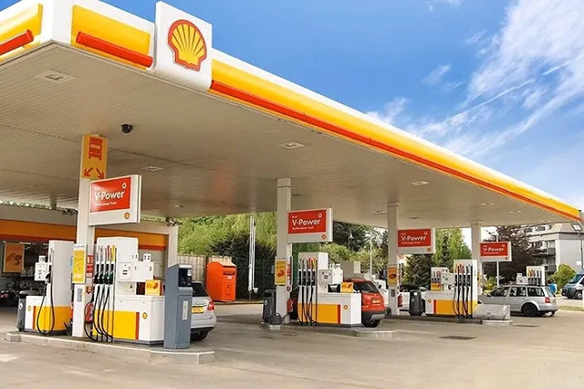 Shell продала ЛУКОЙЛу свои заправки в России