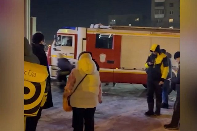 В Екатеринбурге в торговому центру массово съехались пожарные машины