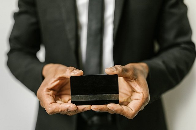 В Екатеринбурге женщина пришла за кредитом в «банк», но лишилась последних денег