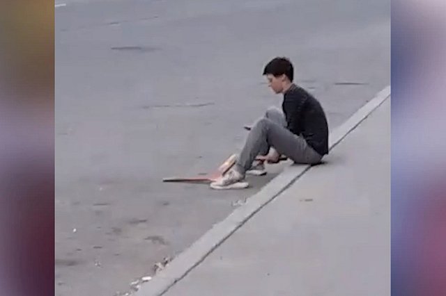 В Екатеринбурге неадекватная женщина с лопатой разнесла магазин