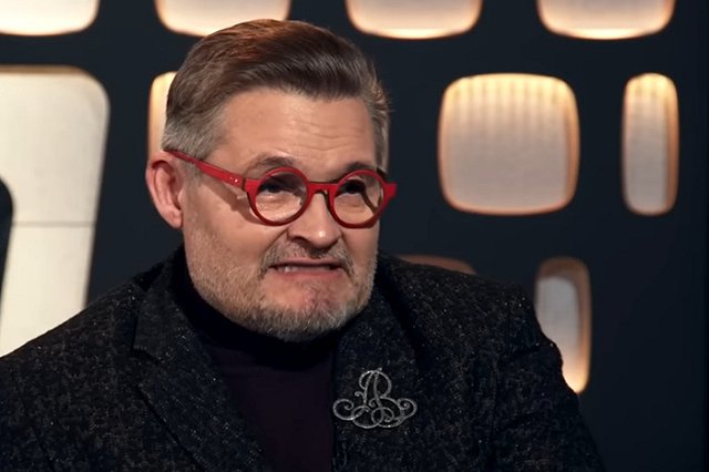 Телеведущий Александр Васильев устроил скандал в аэропорту из-за бутылки льняного масла