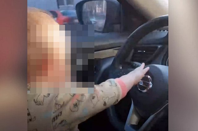 В Екатеринбурге родители посадили за руль годовалого малыша