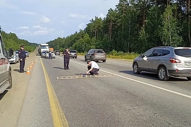 Мужчина и ребенок погибли в лобовом столкновении с грузовиком на ЕКАД