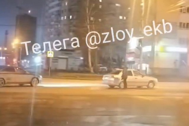 Екатеринбуржец бросался на автомобили на Уралмаше