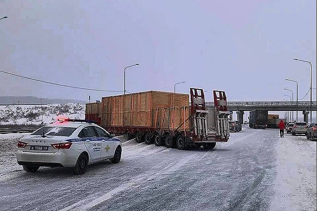 Фуры заблокировали движение по свердловской трассе