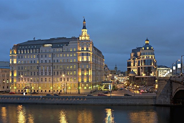 Из окна гостиницы &quot;Балчуг&quot; выбросился постоялец