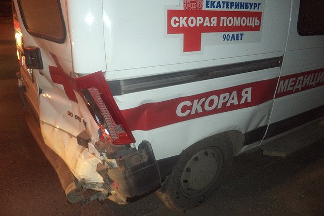 На проспекте Космонавтов китайский джип сшиб карету &quot;скорой помощи&quot;
