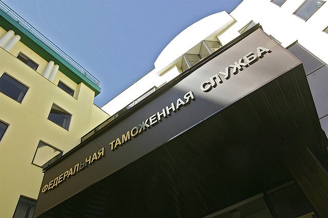 Уральцы незаконно везут из-за границы самодельные продукты и контрафакт