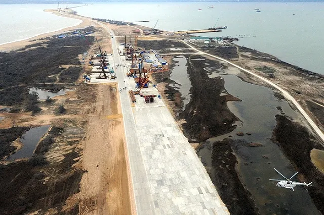 Крымский мост шагнул в море: начали сооружать опоры с запада острова Тузла