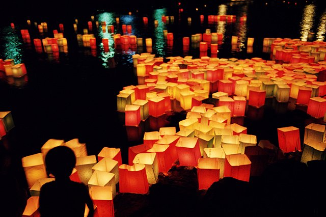 Во время праздника в Магнитогорске рухнул мост. 50 человек оказались в воде