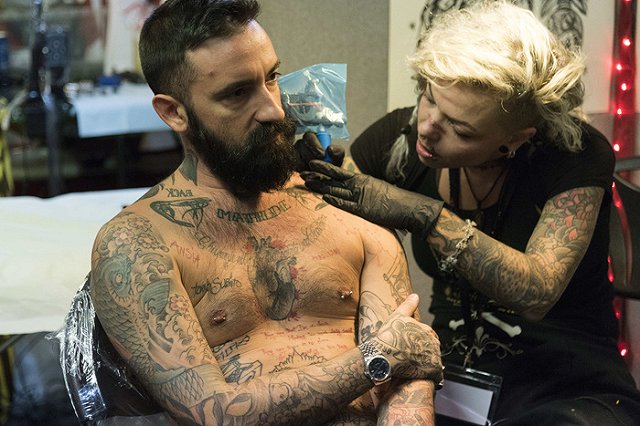 Татуировки повышают риск теплового удара, показало исследование