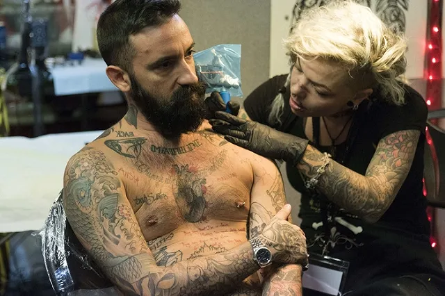 Татуировки повышают риск теплового удара, показало исследование