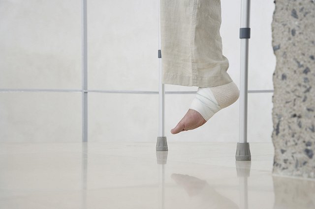 Угонщик «забыл» костыли в салоне чужой иномарки в Екатеринбурге