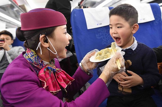 В Китае от работы отстранили стюардессу, тайком доедавшую за пассажирами