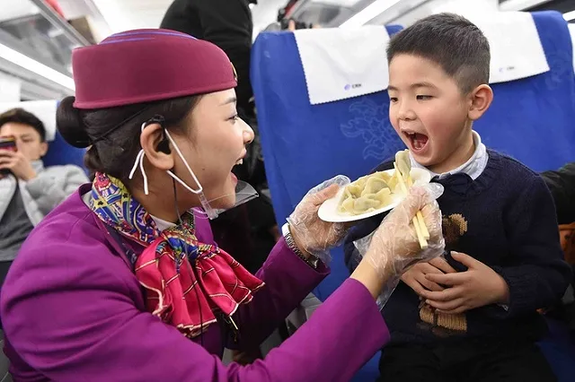 В Китае от работы отстранили стюардессу, тайком доедавшую за пассажирами